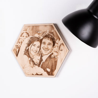 Дървен хексагон с гравирана снимка (18 x 21 см)